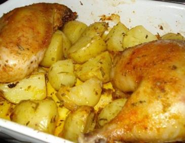 Hühnerschenkel auf Rosmarinkartoffeln Hühnerschenkel auf Rosmarinkartoffeln