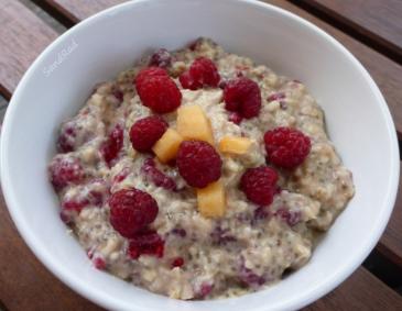 Chiasamen Porridge mit Melone und Himbeere Chiasamen Porridge mit Melone und Himbeere
