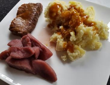 Kalbsleber mit Kohl, Rotweinbirne und Selleriepüree Kalbsleber mit Kohl, Rotweinbirne und Selleriepüree