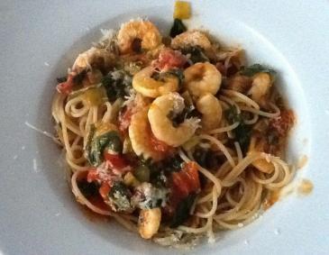 Spaghetti mit Spicy Tomatenspinatsauce und Garnelen Spaghetti mit Spicy Tomatenspinatsauce und Garnelen