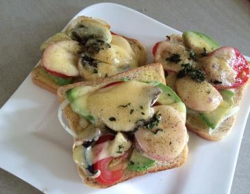 Überbackener Toast mit Avocado Überbackener Toast mit Avocado