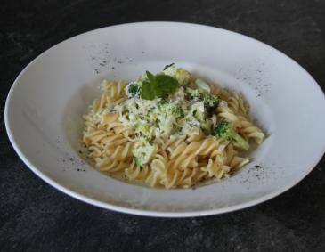 Nudeln mit Brokkoli-Käse-Soße Nudeln mit Brokkoli-Käse-Soße