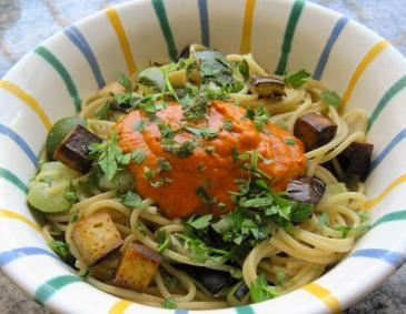 Pasta mit Grill-Gemüse und Paprika-Zwiebelsauce Pasta mit Grill-Gemüse und Paprika-Zwiebelsauce