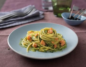 Spaghetti mit Pesto alla Genovese und Lachs Spaghetti mit Pesto alla Genovese und Lachs