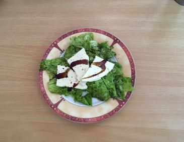 Frischkäse auf Blattsalat Frischkäse auf Blattsalat