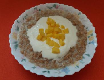 Dinkelflocken mit Mango-Topfen Dinkelflocken mit Mango-Topfen