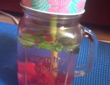 Detoxwasser mit Himbeeren Detoxwasser mit Himbeeren