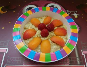 Frühstücksbrei mit Marillen und Himbeeren Frühstücksbrei mit Marillen und Himbeeren