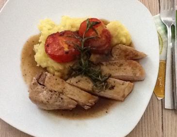 Rosmarinkotelett mit Kohlrabikartoffelstampf und Grilltomaten Rosmarinkotelett mit Kohlrabikartoffelstampf und Grilltomaten