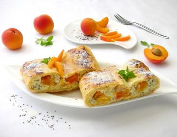Marillenstrudel mit Chiasamen Marillenstrudel mit Chiasamen