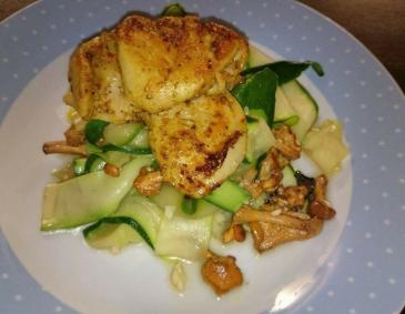Eierschwammerl mit Zucchininudeln und Curryhuhn Eierschwammerl mit Zucchininudeln und Curryhuhn