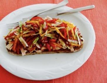 Röstbrot mit Hühnerfleisch und Gemüse Röstbrot mit Hühnerfleisch und Gemüse