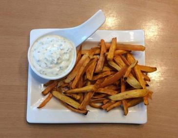 Süßkartoffelpommes mit Schnittlauchsoße Süßkartoffelpommes mit Schnittlauchsoße
