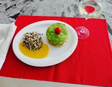 Lachs-Törtchen mit Wildreis und Zitronen-Safran-Sauce Lachs-Törtchen mit Wildreis und Zitronen-Safran-Sauce