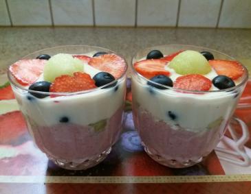 Vanille-Beeren-Melone Schichtdessert Vanille-Beeren-Melone Schichtdessert