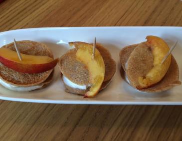 Mini-Topfen-Pfirsich-Pancake-Spieße Mini-Topfen-Pfirsich-Pancake-Spieße
