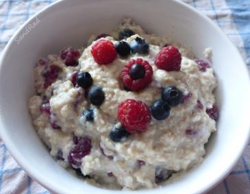 Frühstücksbrei mit Beeren Frühstücksbrei mit Beeren