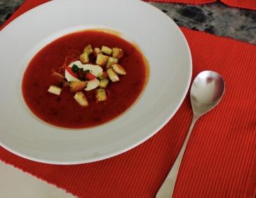 Tomatensuppe mit geräuchertem Putenschinken Tomatensuppe mit geräuchertem Putenschinken