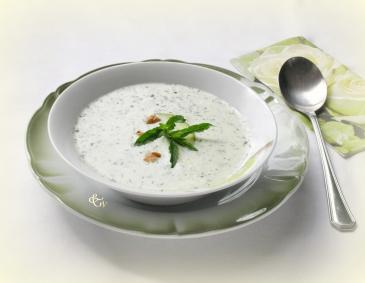 Geeiste Gurkensuppe Mit Walnüssen Und Minze Geeiste Gurkensuppe Mit Walnüssen Und Minze