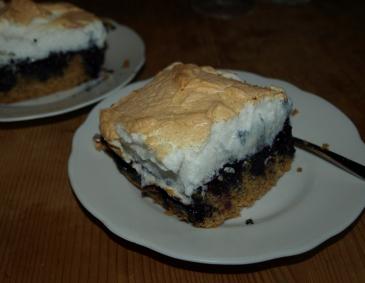Heidelbeerkuchen mit Schneehaube Heidelbeerkuchen mit Schneehaube