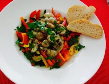 Paprikasalat mit warmen Chili-Käse-Steinpilz-Champignons Paprikasalat mit warmen Chili-Käse-Steinpilz-Champignons