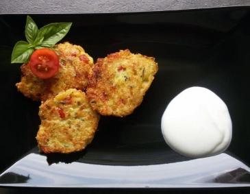 Zucchinitaler mit Joghurtsoße Zucchinitaler mit Joghurtsoße