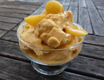 Spilling Eis aus der Eismaschine Spilling Eis aus der Eismaschine