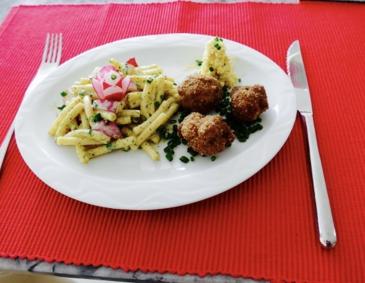 Nudelsalat mit frittierten Fleischbällchen Nudelsalat mit frittierten Fleischbällchen