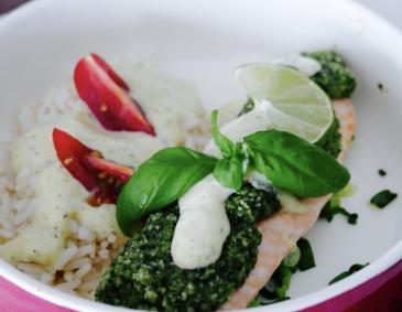 Lachs mit Mandel-Basilikum Kruste und Zitronen-Butterschaum Lachs mit Mandel-Basilikum Kruste und Zitronen-Butterschaum