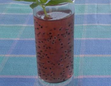 Kirschsaft mit Chiasamen Kirschsaft mit Chiasamen