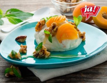 Geeiste Joghurtcreme mit Marillen und karamellisierten Paranüssen Geeiste Joghurtcreme mit Marillen und karamellisierten Paranüssen