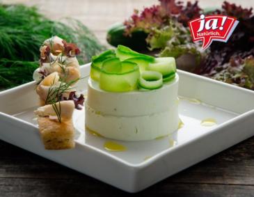 Gurken-Joghurt-Panna Cotta mit Räuchersaibling und Knoblauchcrostini Gurken-Joghurt-Panna Cotta mit Räuchersaibling und Knoblauchcrostini