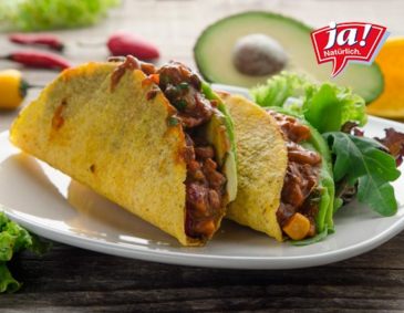 Tacos gefüllt mit Rinderchili und Avocado Tacos gefüllt mit Rinderchili und Avocado