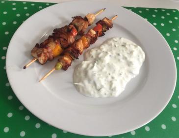 Hendlspieße mit Joghurt und Curry Hendlspieße mit Joghurt und Curry