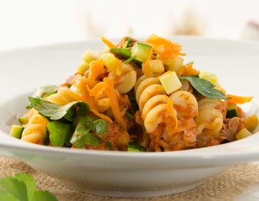 Pasta mit Zucchini, Karotten und Thunfisch Pasta mit Zucchini, Karotten und Thunfisch