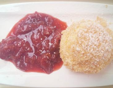 Eisknödel mit Zwetschkenröster Eisknödel mit Zwetschkenröster