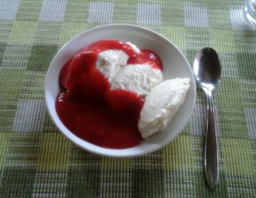 Topfennockerl mit Erdbeersauce Topfennockerl mit Erdbeersauce
