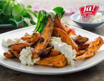 Ofengebackene Süßkartoffel-Wedges mit Vogerlsalat Ofengebackene Süßkartoffel-Wedges mit Vogerlsalat