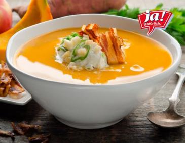 Süßkartoffel-Kürbiscremesuppe mit Apfel und Speck-Chips Süßkartoffel-Kürbiscremesuppe mit Apfel und Speck-Chips