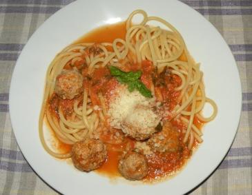 Spaghetti mit Fleischbällchen Spaghetti mit Fleischbällchen