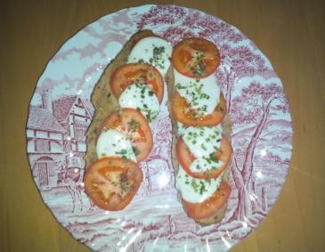 Paradeiser-Mozzarella-Baguette Paradeiser-Mozzarella-Baguette