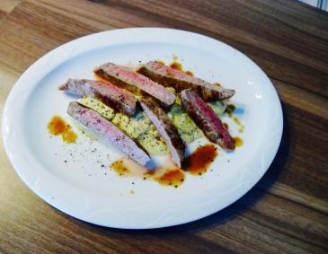 Rinderfiletstreifen mit Kartoffeln und Estragon-Mayonnaise Rinderfiletstreifen mit Kartoffeln und Estragon-Mayonnaise