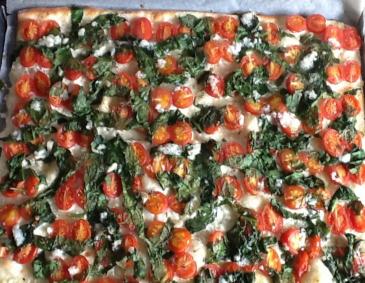 Flammkuchen mit Paradeiser und Knoblauchspinat Flammkuchen mit Paradeiser und Knoblauchspinat