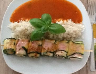 Zucchiniröllchen am Spieß an Paradeisersauce Zucchiniröllchen am Spieß an Paradeisersauce