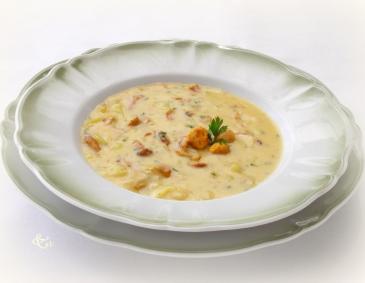 Eierschwammerlsuppe mit Erdäpfel und Erbsen Eierschwammerlsuppe mit Erdäpfel und Erbsen
