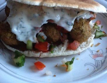 Falafel Pitabrot mit Gemüsesalsa und Minzjoghurt Falafel Pitabrot mit Gemüsesalsa und Minzjoghurt