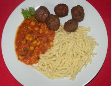 Fleischbällchen mit Gemüsesoße und Nudeln Fleischbällchen mit Gemüsesoße und Nudeln