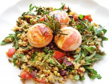Ziegenfrischkäse im Speckmantel auf buntem Linsensalat Ziegenfrischkäse im Speckmantel auf buntem Linsensalat