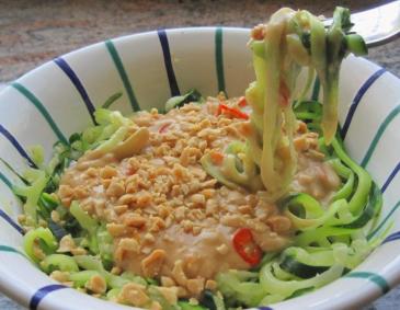 Zucchininudeln mit Erdnusssauce Zucchininudeln mit Erdnusssauce