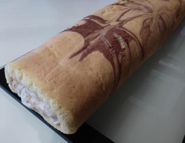 Biskuitroulade mit Bananencreme Biskuitroulade mit Bananencreme